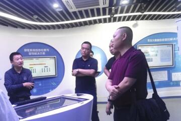 四川達州經(jīng)開(kāi)區黨工委委員、公安分局局長(cháng)劉保華一行赴遠望信息參觀(guān)考察