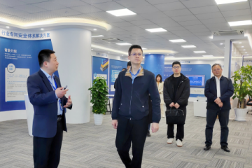 濱江區管委會(huì )副主任、副區長(cháng)佘堅一行來(lái)遠望信息考察指導工作